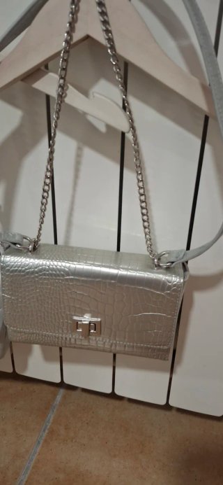 Bolso diseño elegante que imita piel de cocodrilo.