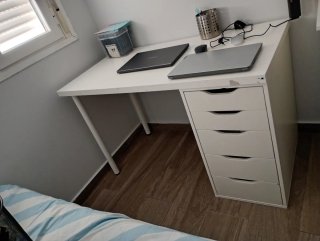 Escritorio blanco con cajonera