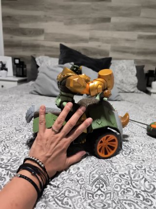 Coche teledirigido Gormiti