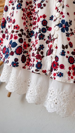 Blusa floral con detalle de encaje inferior
