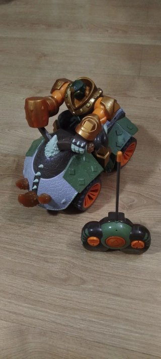 Coche teledirigido Gormiti
