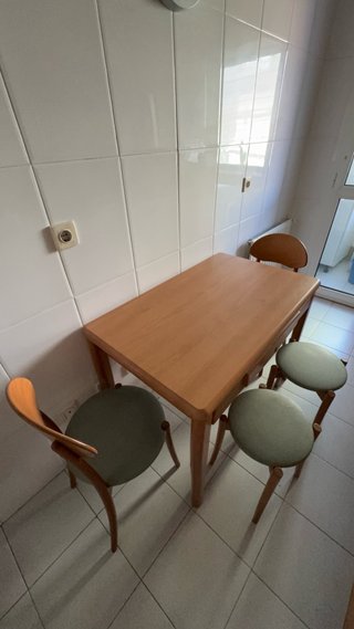 Mesa Cocina Cancio Madera + 2 Sillas + 2 Banquetas