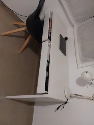 Mesa de estudio blanca de madera