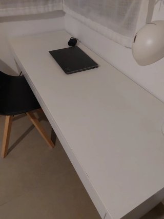 Mesa de estudio blanca de madera