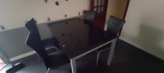 Mesa de comedor negra con 4 sillas