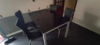 Mesa de comedor negra con 4 sillas