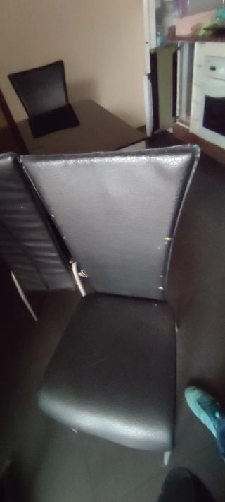 Mesa de comedor negra con 4 sillas