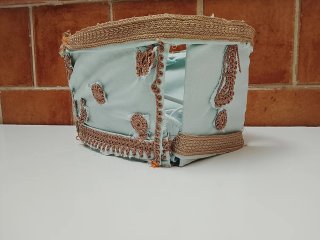 Cesta decorativa tela azul y marrón echa a mano