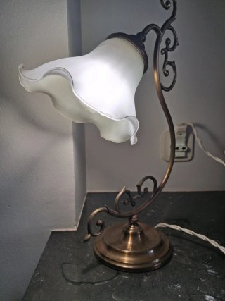 Lámpara de mesa dorada con pantalla de cristal