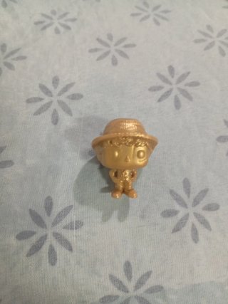 Muñeco dorado con sombrero