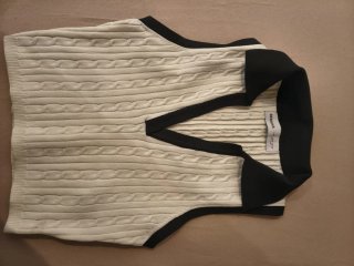Camiseta Bershka sin mangas cuello negro