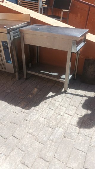 660086904 Mesa de acero inoxidable en perfecto es