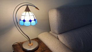 Lámpara mesa con tulipa azul estilo Tiffany!