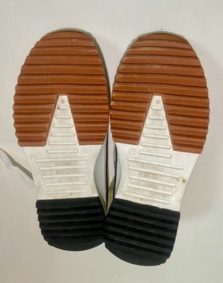 Zapatillas caña alta beige y blancas