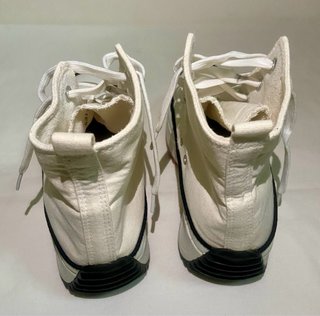 Zapatillas caña alta beige y blancas