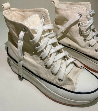 Zapatillas caña alta beige y blancas