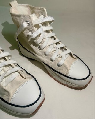 Zapatillas caña alta beige y blancas