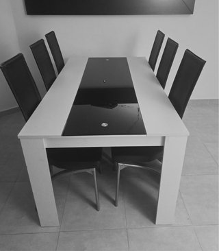 Mesa de comedor blanca con sillas negras