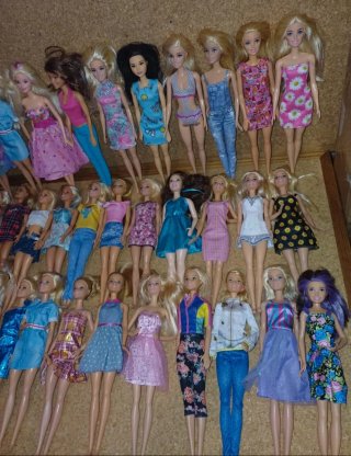 Barbie com roupa - 7€ cada
