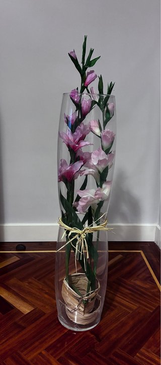 Jarrón de cristal con flores artificiales