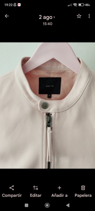 Chaqueta nude con cremallera