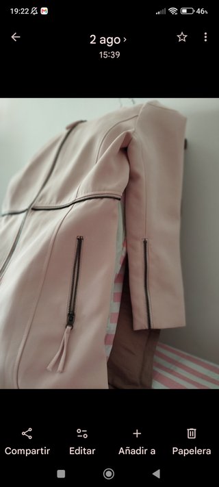 Chaqueta nude con cremallera