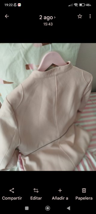 Chaqueta nude con cremallera