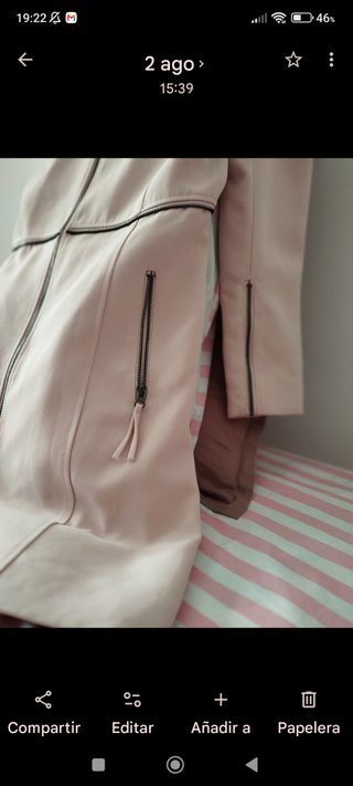 Chaqueta nude con cremallera