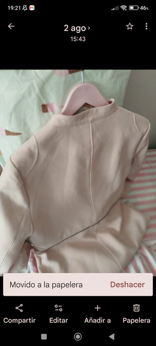 Chaqueta nude con cremallera