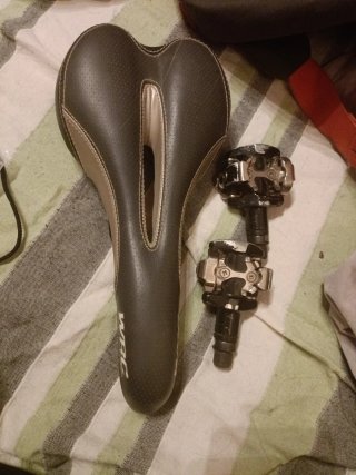 Sillín Conor WRC y pedales para bicicleta