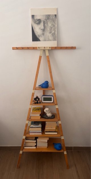 Estantería escalera/pirámide apoyada en pared