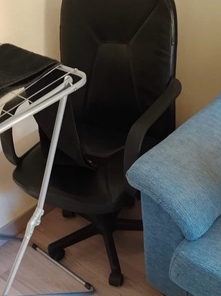 Silla de estudio negra en perfecto estado. En mano