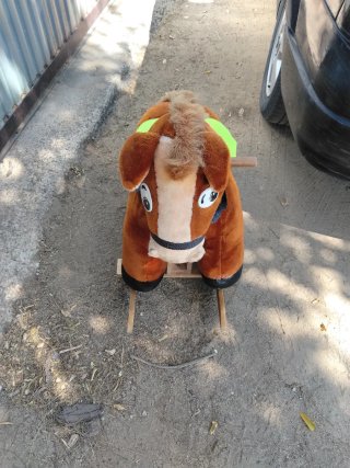 Caballo balancín peluche marrón