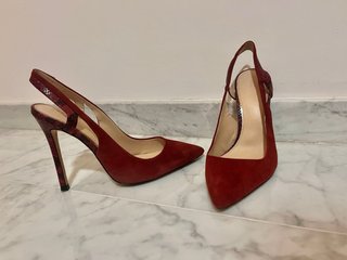 Zapato salón color vino tinto con un solo uso