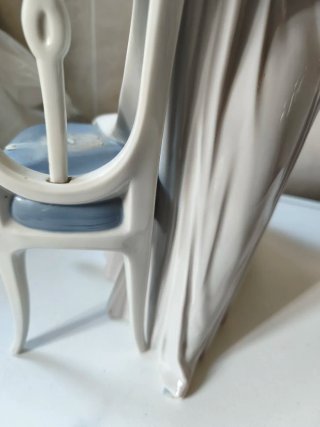 Figura Lladro Mujer Silla