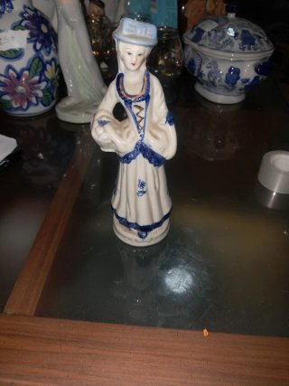 Figura de porcelana mujer azul y blanco