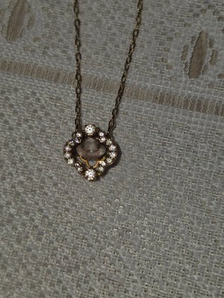 Collana con pendente fiore oro rosa
