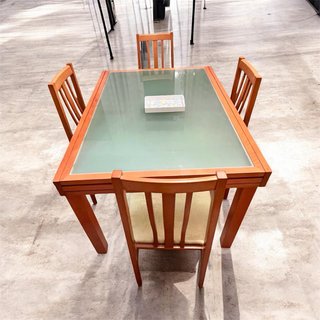 Mesa de comedor con 4 sillas