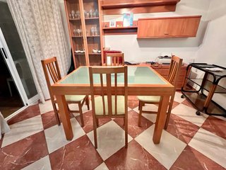 Mesa de comedor con 4 sillas