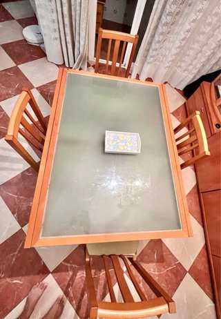 Mesa de comedor con 4 sillas