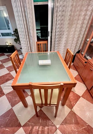 Mesa de comedor con 4 sillas