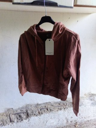 Felpa corta marrone con zip e cappuccio