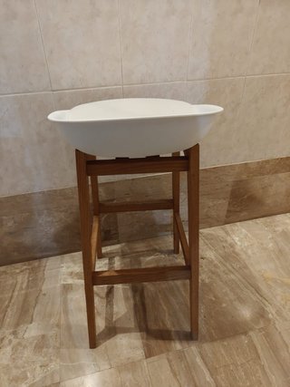 Silla alta blanca y madera