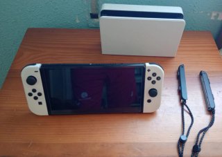 Nintendo Switch OLED Bianca + Joy-Con