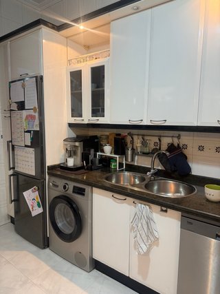 Muebles de cocina blancos y negros