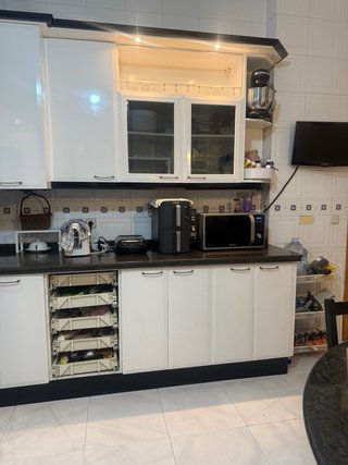 Muebles de cocina blancos y negros