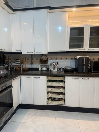 Muebles de cocina blancos y negros