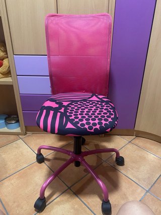 Silla de escritorio rosa con estampado