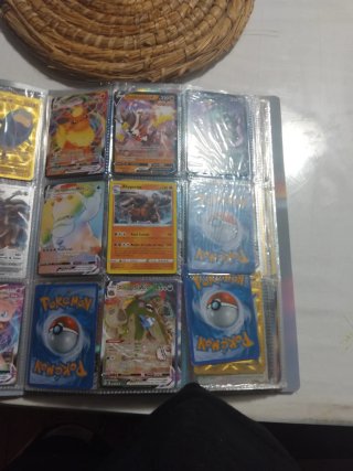 Álbum de cartas Pokémon valiosas venta urge venta
