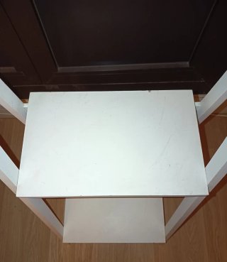 Toallero de pie con estantes de madera